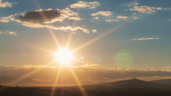 山与日落的风景