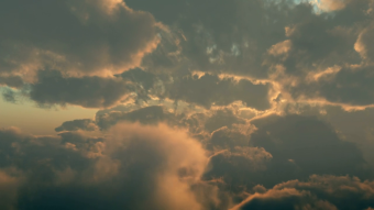 穿过厚厚的云层