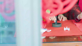 老人研墨毛笔写春联特写