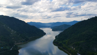 航拍河谷河流绿水青山大自然