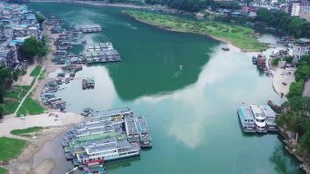 漓江旅游船青山绿水航拍