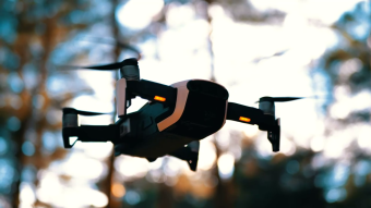 无人机在空中盘旋实拍