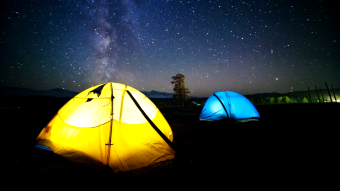 夜晚星空下的彩色帐篷