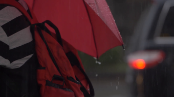 城市简约清新雨中行人升格实拍素材