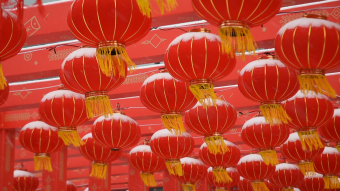 下雪中挂着的大红灯笼实拍