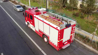 路边停放的消防车视频素材