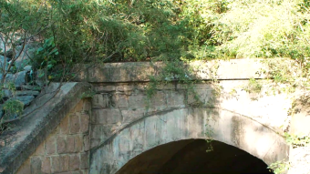 山洞桥洞老人经过