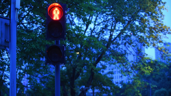 傍晚行人交通信号灯红变绿信号灯视频素材