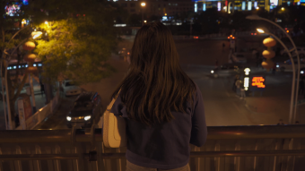 实拍情绪夜晚女孩路灯