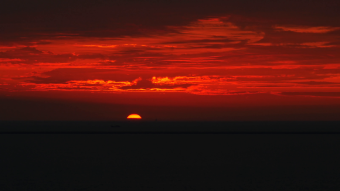 海上地平线红日日出的场景
