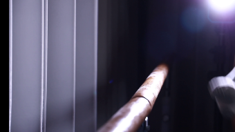 实拍女孩在镁光灯下跳舞优美