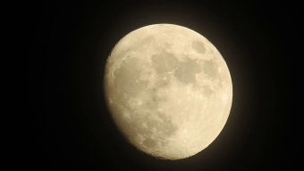 夜晚的月亮高清实拍