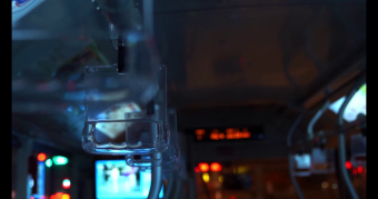 夜晚公交车内扶手人物情绪镜头