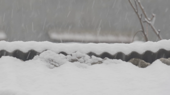 北方冬天下雪屋檐积雪视频