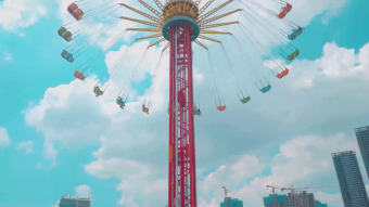 游乐场机动游戏玩耍的年轻人实拍