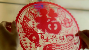 实拍新年过年贴窗花视频