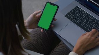 女生在看着手机敲电脑键盘视频素材