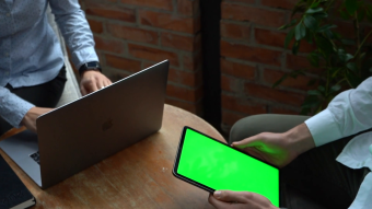 商务办公人士使用绿幕手机抠像素材