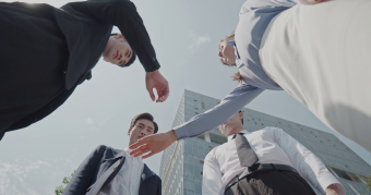 室外商务广告人物男女笑容实拍视频