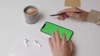 实拍视频手指在手机做上下滑动的动作素材