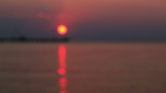 情侣海边牵手剪影