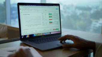 高清拍摄有人用她的笔记本电脑在工作实拍视频素材