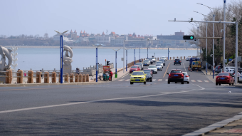 滨海道路马路汽车车流城市交通车流延时摄影