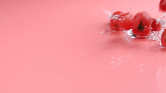 粉色背景圣女果特写镜头