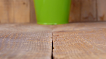 落从在木桌上的桶的新鲜的草莓健康