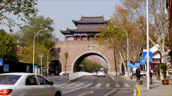 路口交通仿古城楼下车流人流