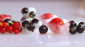 新鲜的冷冻浆果覆盆子