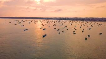 航拍1080黄昏渔船回港实拍视频