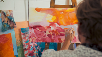 画家在画板上不断的涂抹颜料实拍视频素材