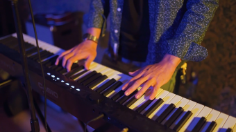 键盘手在弹奏音乐实拍视频素材