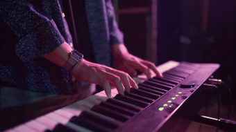 键盘手在演奏实拍视频素材