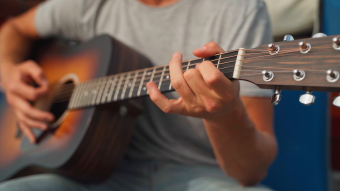 男人在弹奏吉他实拍视频素材