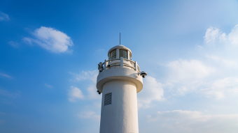 清新唯美白色灯塔蓝天白云4k延时