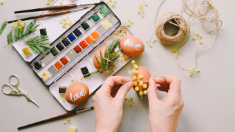 设计师在给鸡蛋绑上装饰实拍视频素材