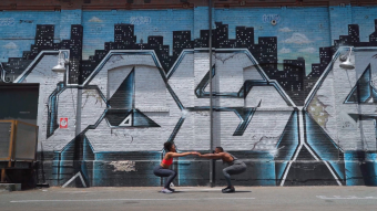 一个男人和女人在做蹲起并击掌实拍视频素材