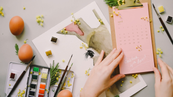 一双手撕掉日历上的标签栏实拍视频素材