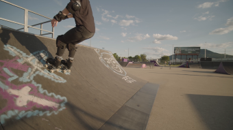 运动爱好者在滑轮滑实拍视频素材